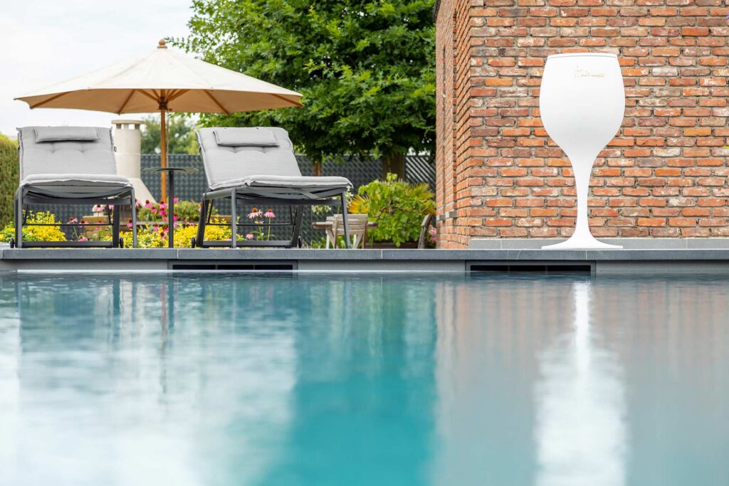 Tuin met strakke lijnen, natuursteen en zwembad