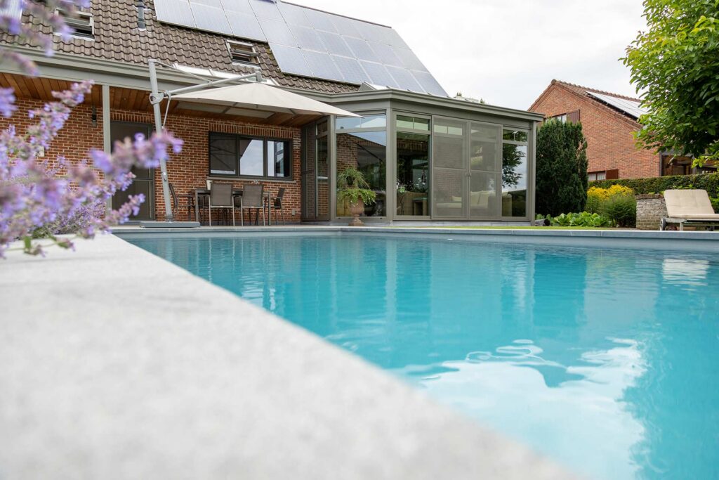 Tuin met strakke lijnen, natuursteen en zwembad