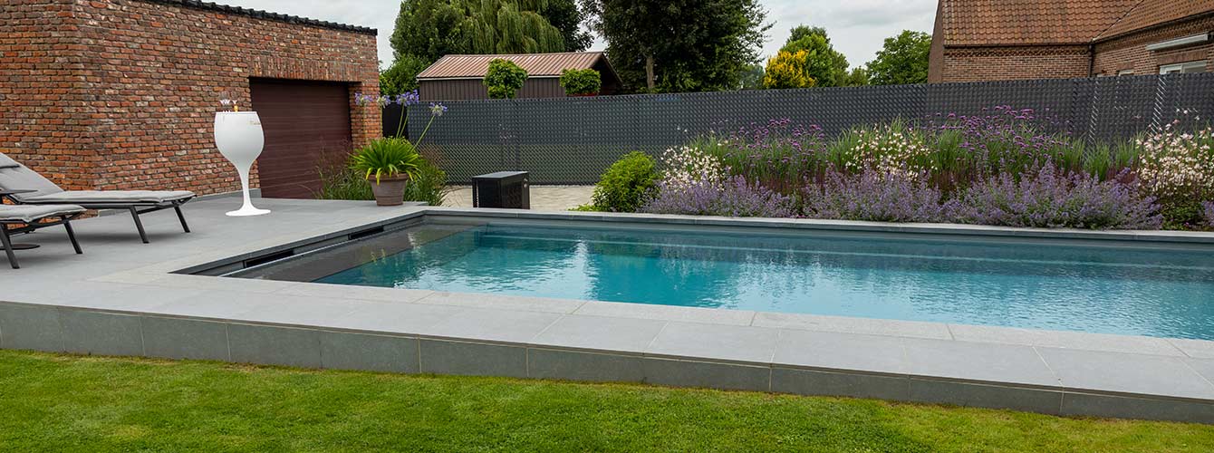 Tuin met strakke lijnen, natuursteen en zwembad