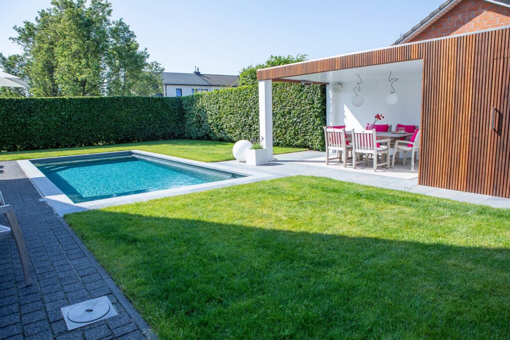 Stijlvol aangelegde tuin met zwembad en pergola