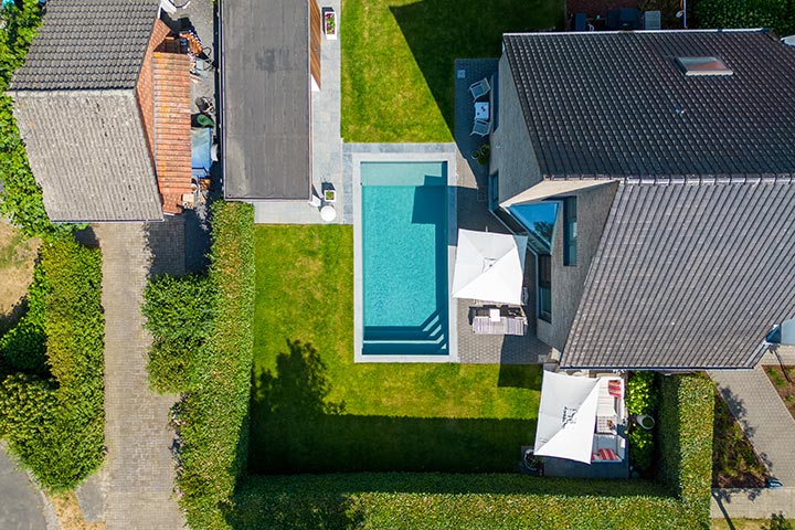 Stijlvolle woning met rechthoekig zwembad in de tuin