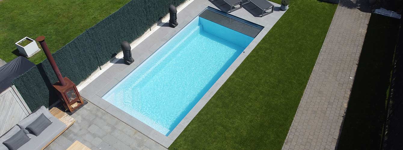 zwembad in tuin tussen haag en huis