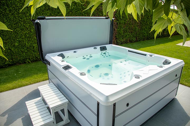 Moderne woning met jacuzzi in zonnige tuin