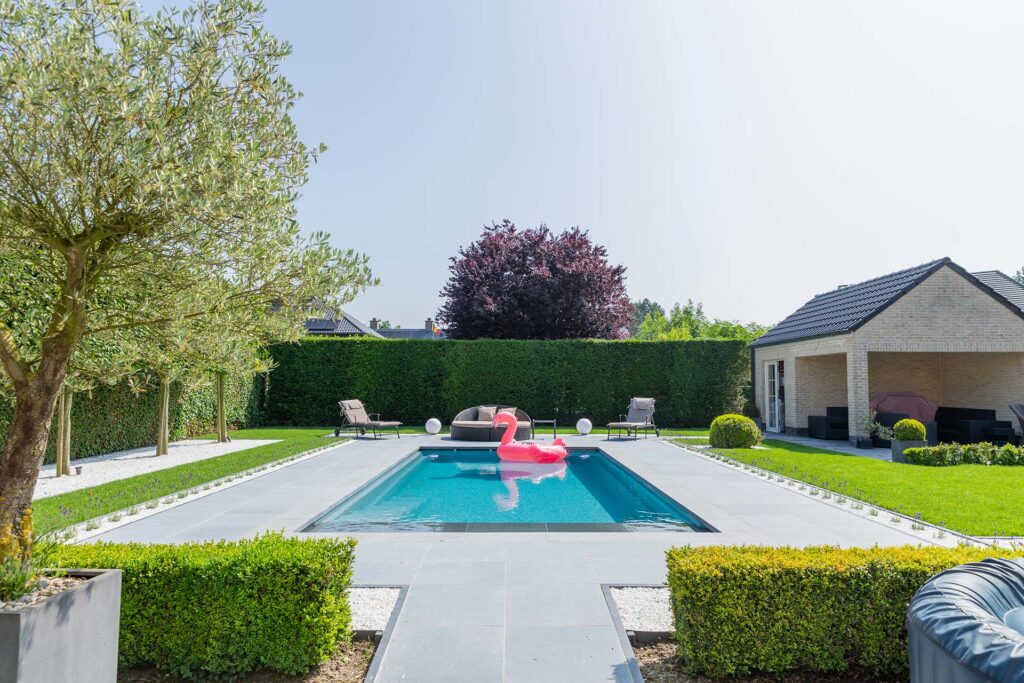 Tuin in strakke tuin met brede plage