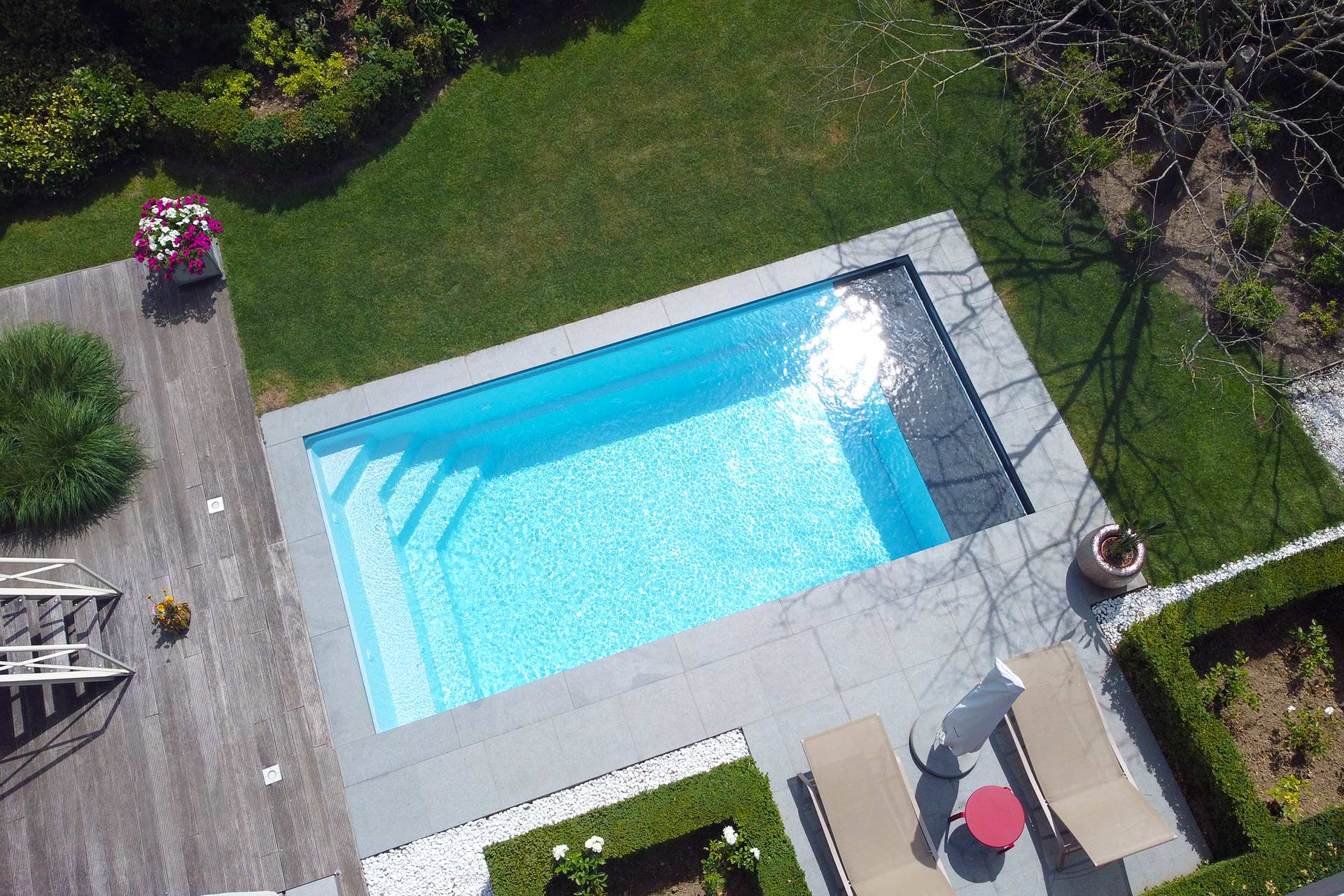 zwembad in tuin tussen haag en huis