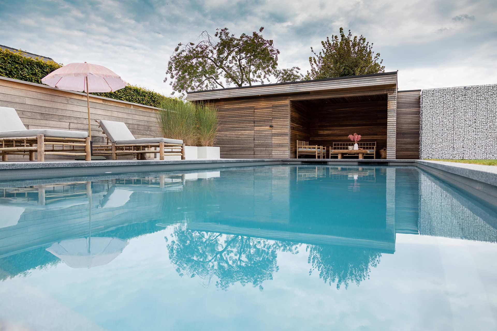 Tuin met zwembad en modern poolhouse