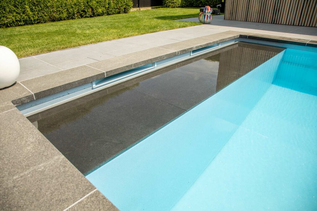 Tuin met zwembad, loungehoek en grijs tegelterras