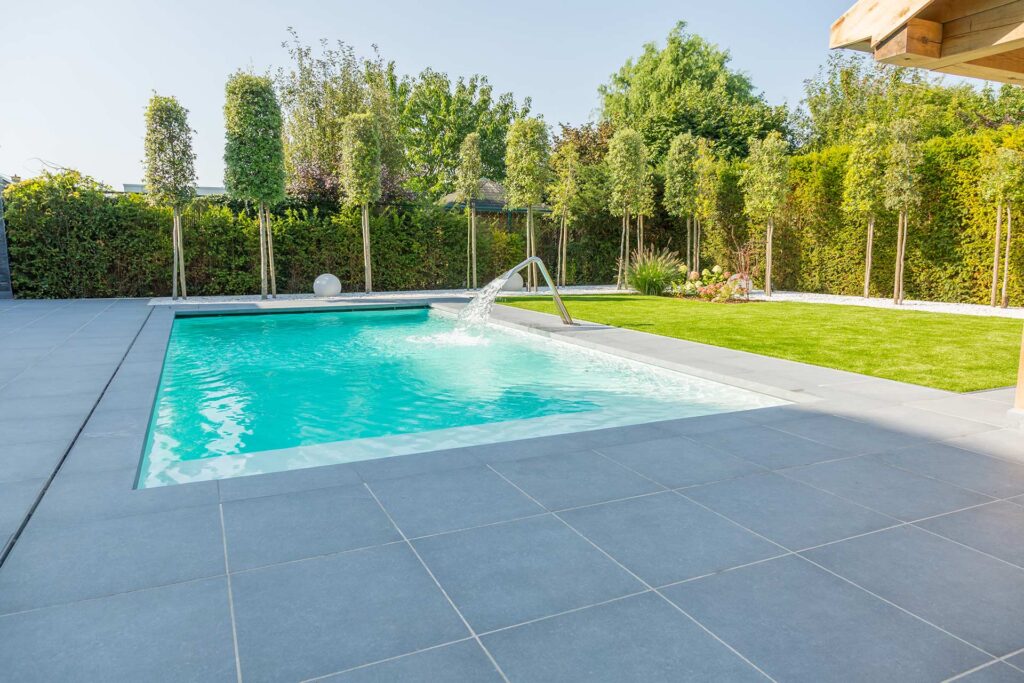 Moderne villa met zwembad en stijlvolle buitenruimte