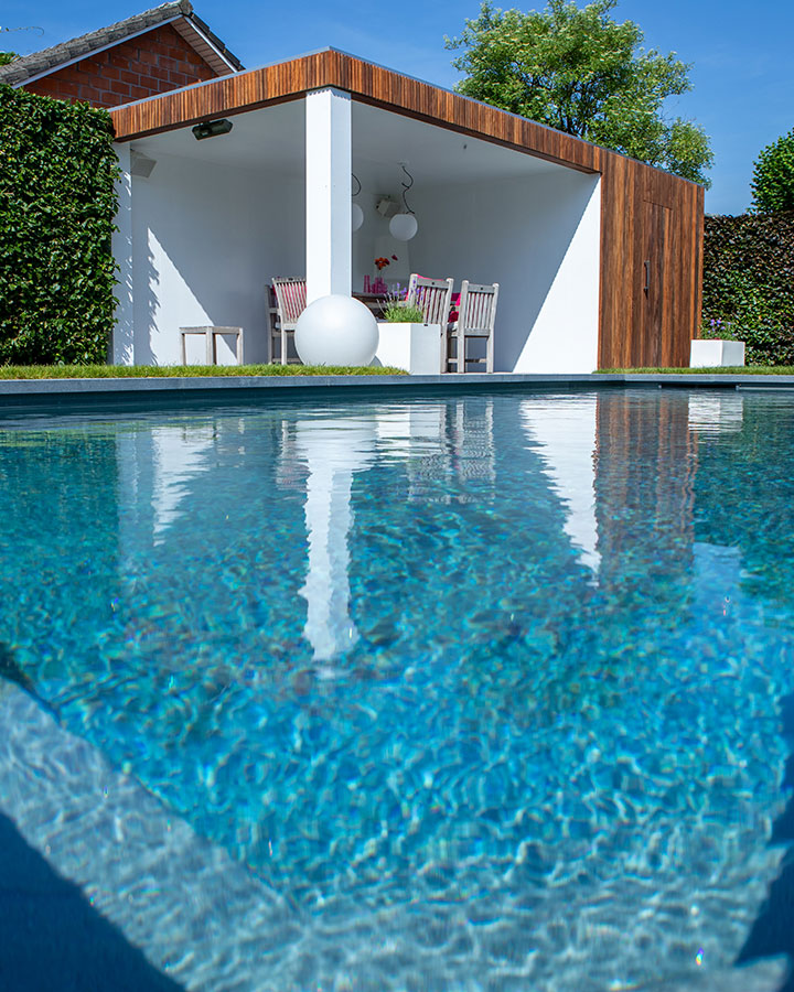 Poolhouse aan zwembad in tuin