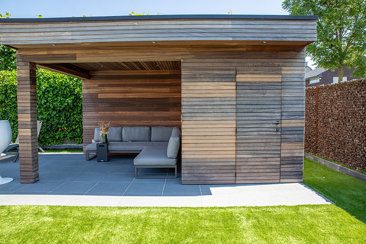 Poolhouse aan zwembad in tuin