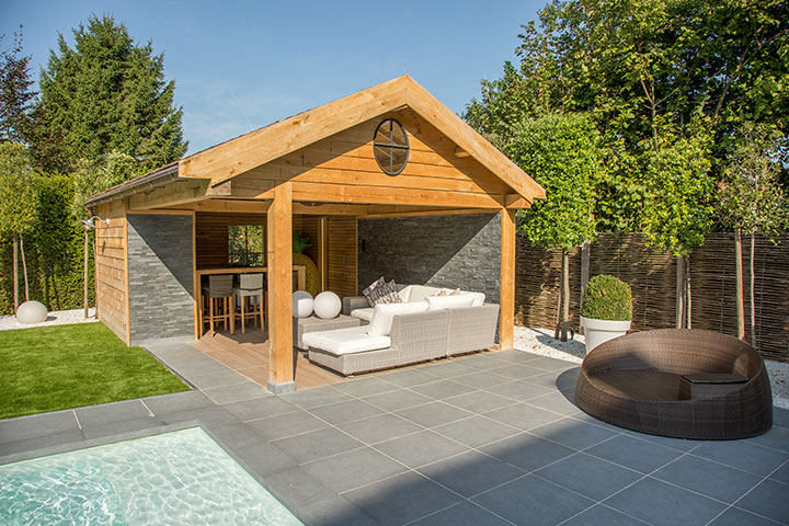 Poolhouse aan zwembad in tuin